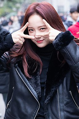 256px-Kim_Se-jeong_at_KBS_Music_Bank_on_December_21,_2018_(2)